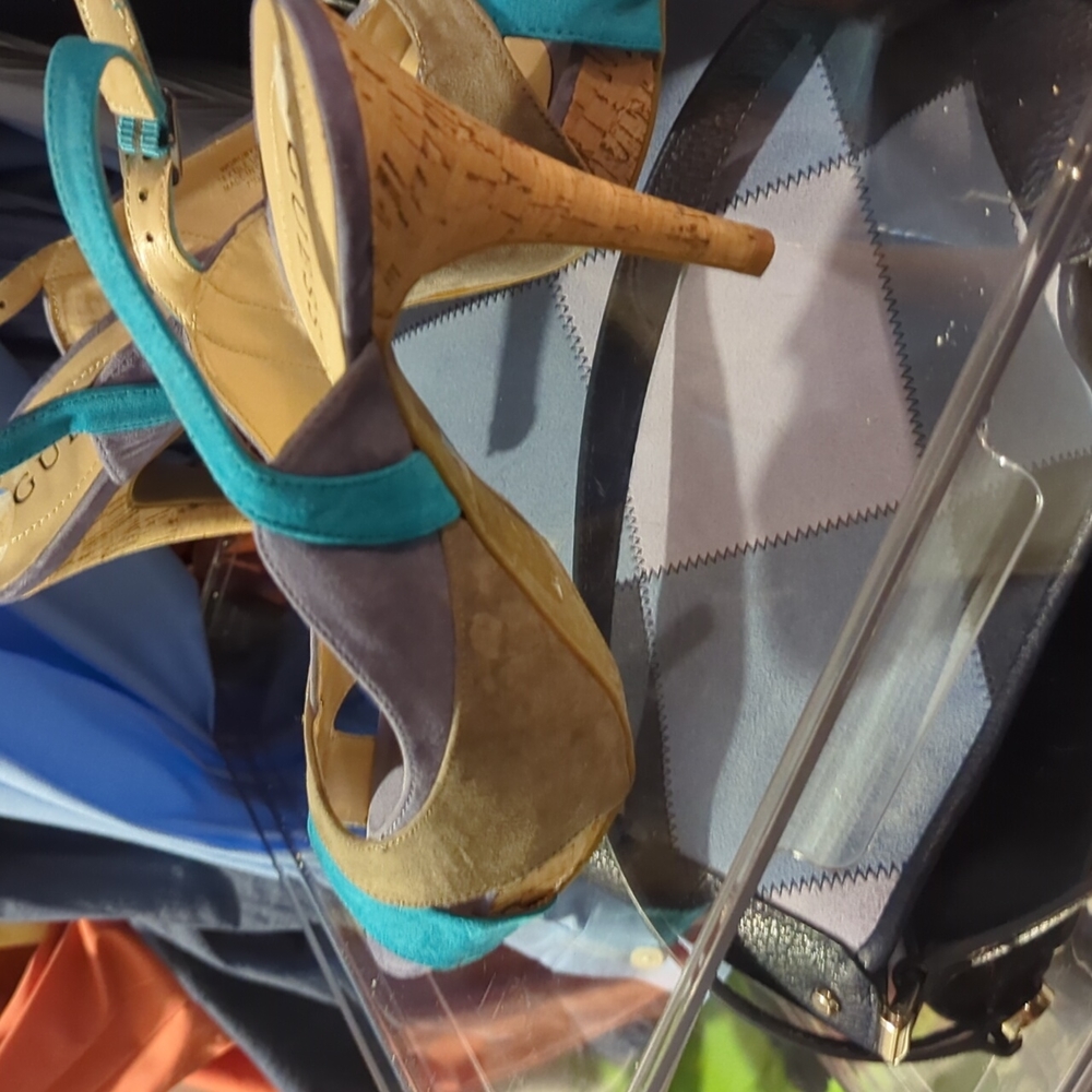 Guess peep toe pumps